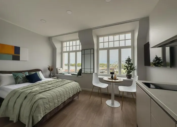 Bright & Cozy Studio Overlooking The River